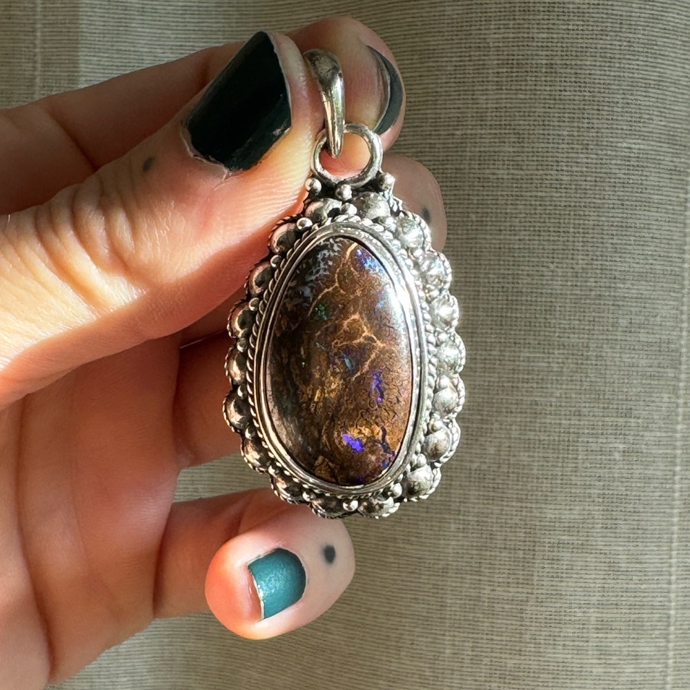 Stunning labradorite and silver pendant